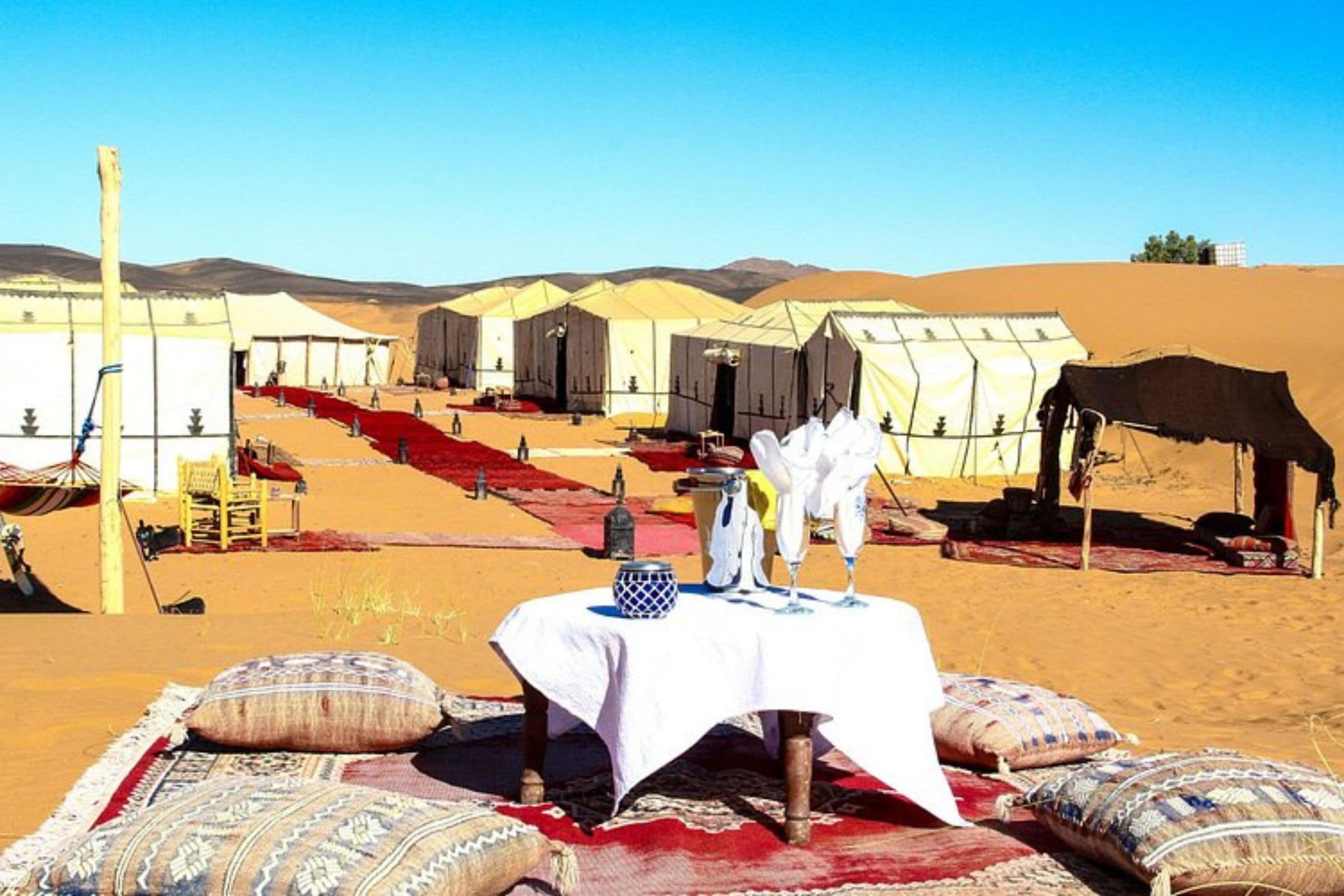 Intérieur d'une tente de luxe dans le désert