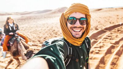 Partez en voyage à Merzouga et vivez une aventure unique dans le désert du Sahara. Balades en dromadaire, dunes majestueuses, nuits étoilées : préparez votre séjour inoubliable à Merzouga.