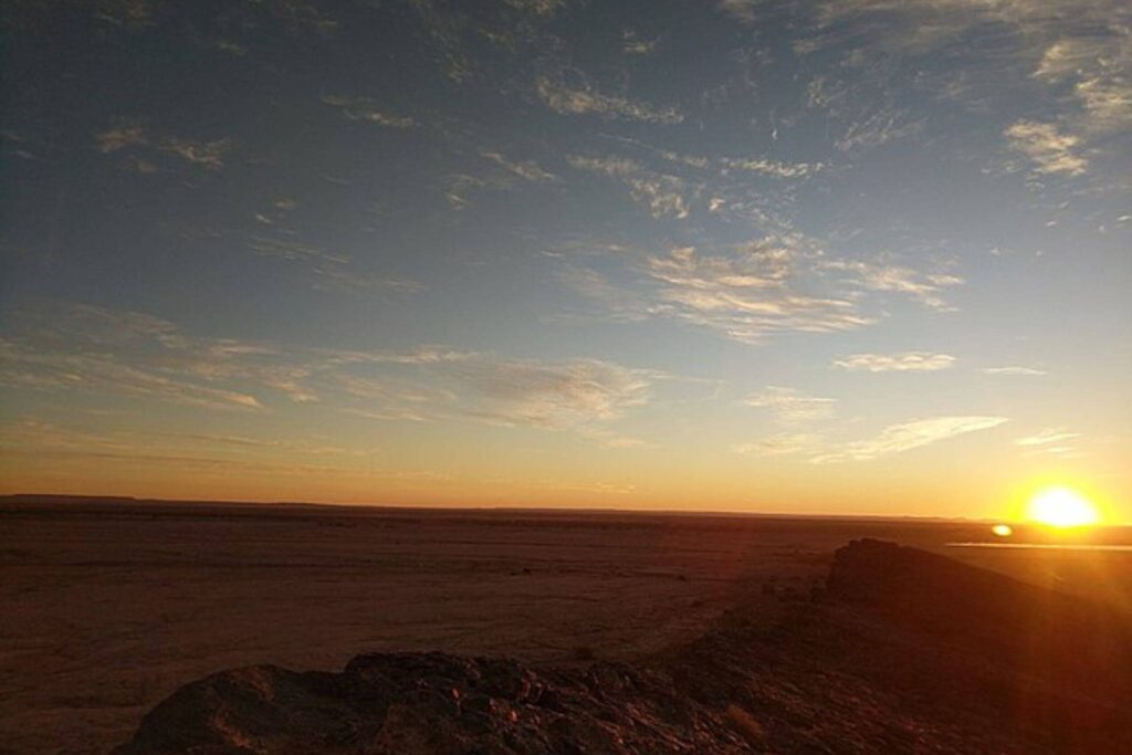 Vaste étendue du désert du Sahara près de Merzouga avec dunes ondulantes et ciel bleu immaculé typique du Sud marocain