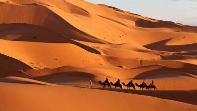 Quand Aller dans le Désert de Merzouga ? Tout ce qu’il faut savoir sur les meilleures périodes, la météo, les températures et les conseils pour éviter les erreurs courantes. panorama sur le désert de Merzouga