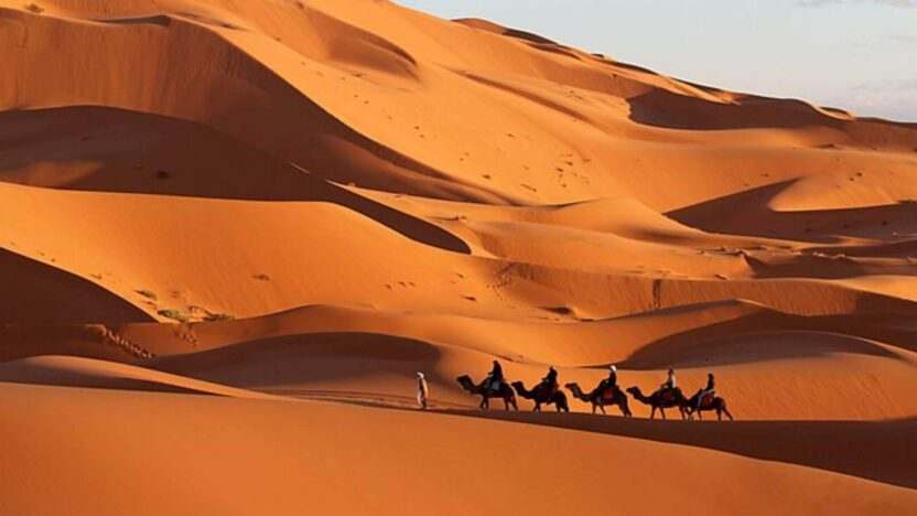 Quand Aller dans le Désert de Merzouga ? Tout ce qu’il faut savoir sur les meilleures périodes, la météo, les températures et les conseils pour éviter les erreurs courantes. panorama sur le désert de Merzouga