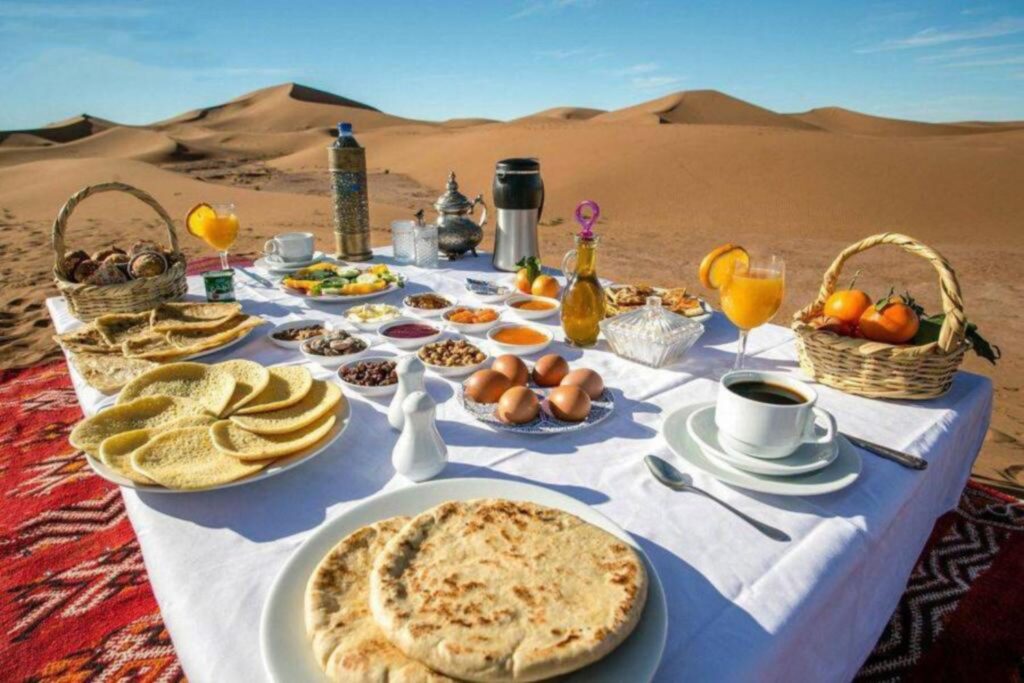 Déjeuner de luxe dans un camp à Merzouga
