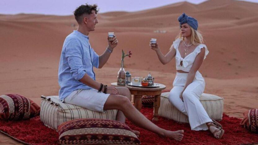 Merzouga ou Zagora ? Couple dans le désert Merzouga
