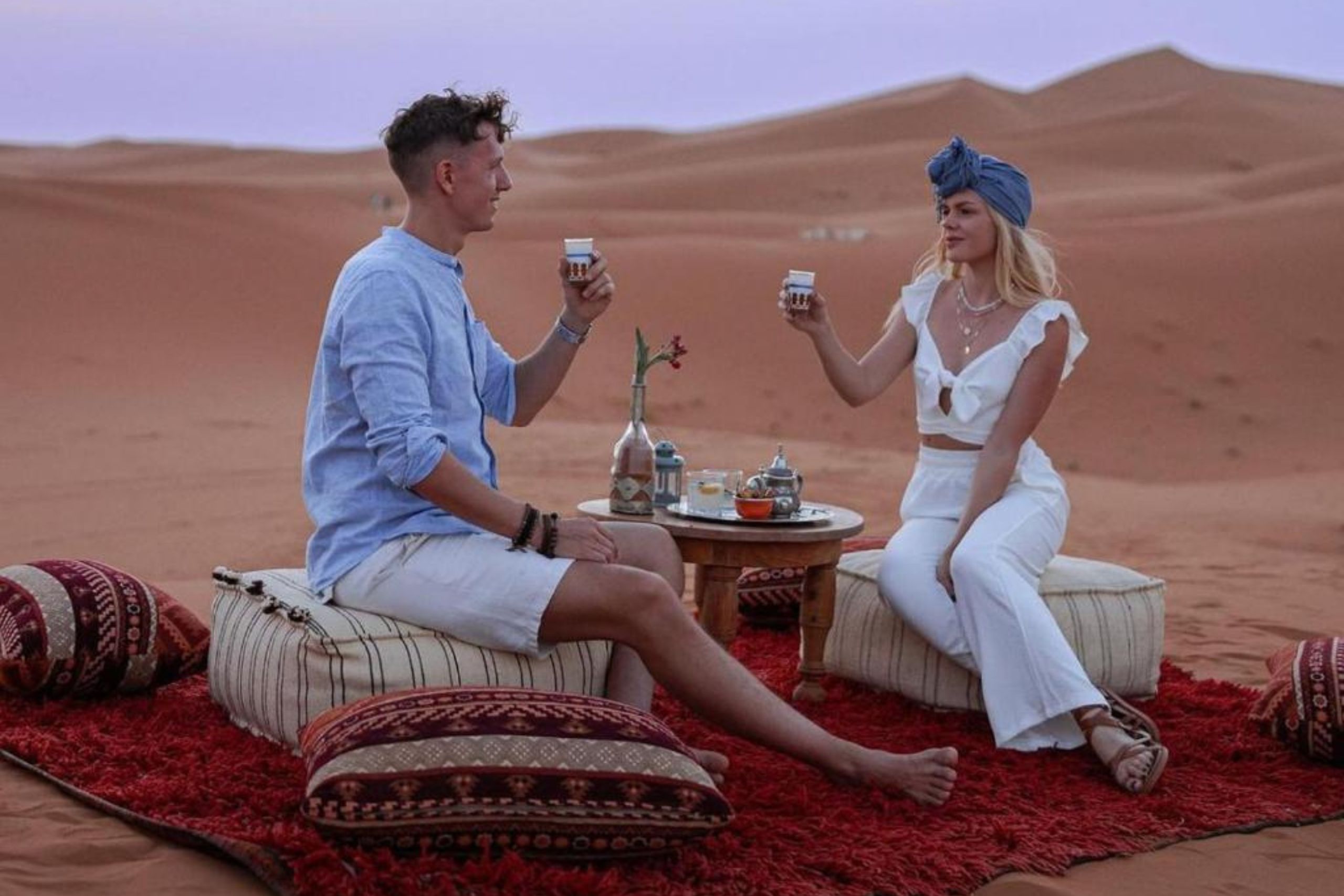 Couple dans le désert Merzouga