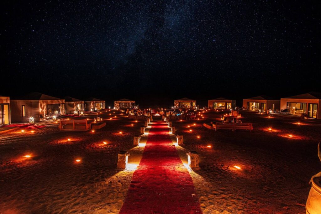 Ambiance chaleureuse d’une soirée berbère avec lumière tamisée sous les étoiles du désert