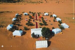 Bivouac Merzouga traditionnel berbère dans l'Erg Chebbi avec tentes nomades