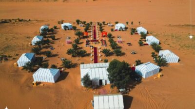 Bivouac Merzouga traditionnel berbère dans l'Erg Chebbi avec tentes nomades