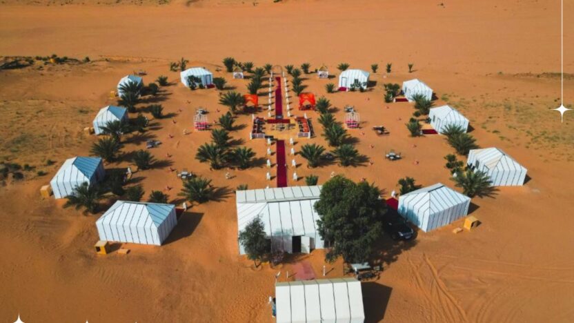 Bivouac Merzouga traditionnel berbère dans l'Erg Chebbi avec tentes nomades