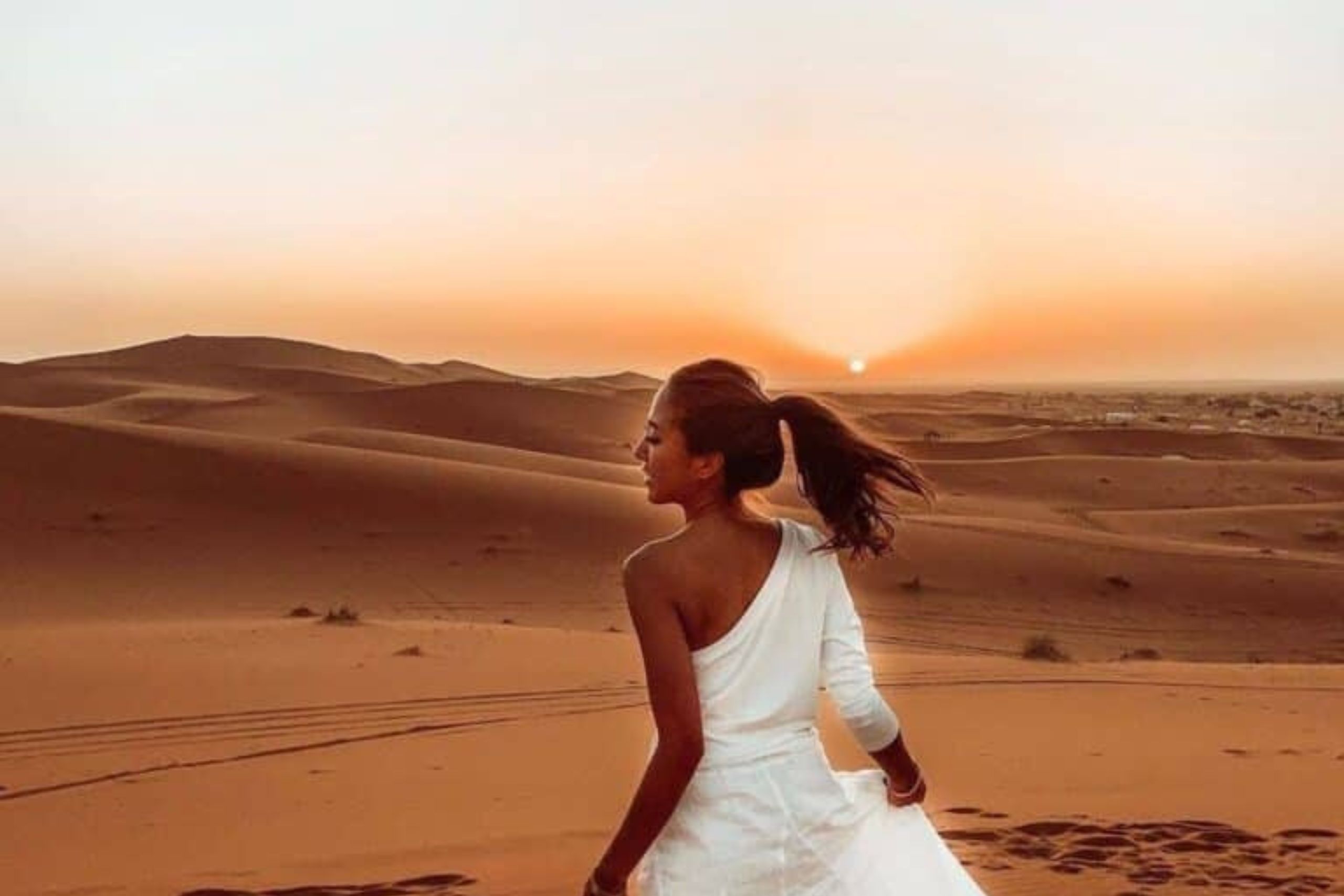 Campement traditionnel berbère sous les étoiles dans le Sahara marocain
