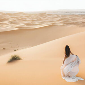 Couple observant le coucher de soleil depuis leur tente au camping Merzouga