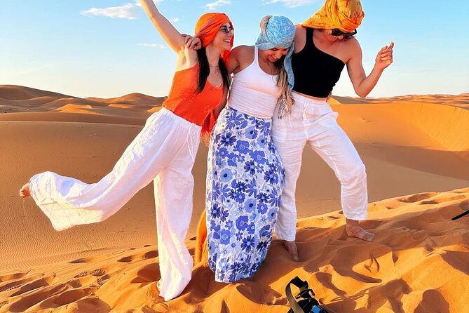 Que faire à Merzouga Expérience de sandboard dans le désert marocain à Merzouga, sous un ciel bleu clair