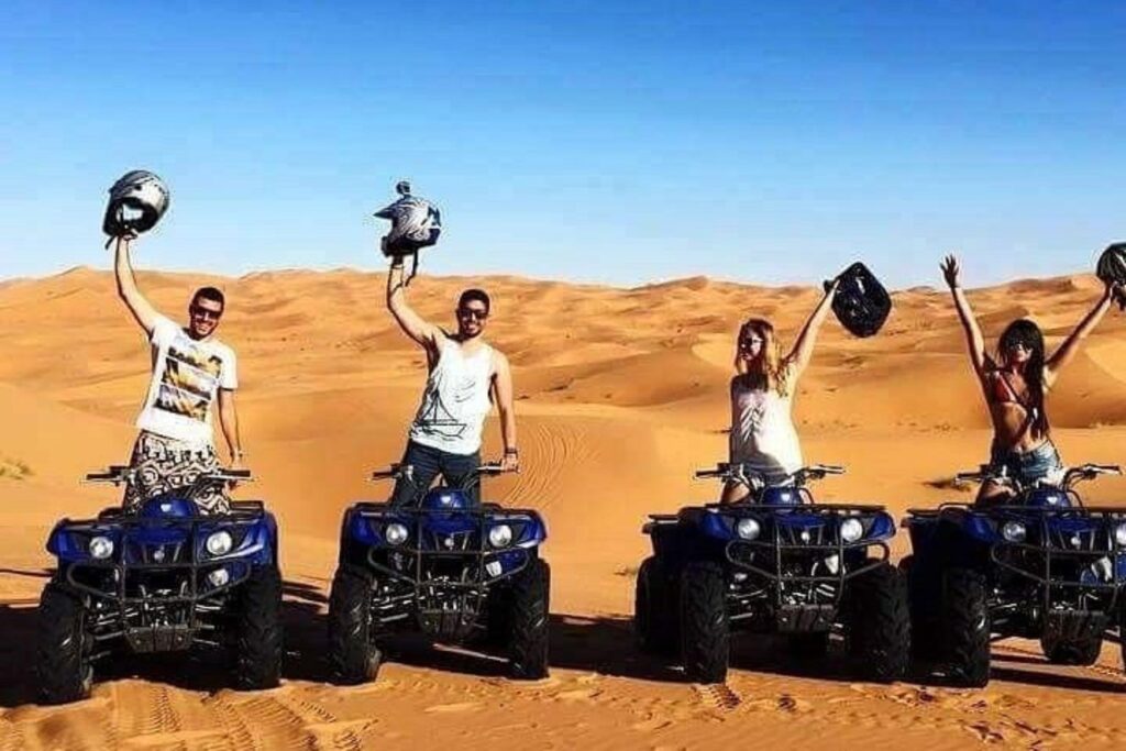 Groupe d’aventuriers en quad dans les paysages du désert marocain à Merzouga