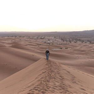 Groupe de voyageurs partageant un thé à la menthe au cœur du camping Merzouga