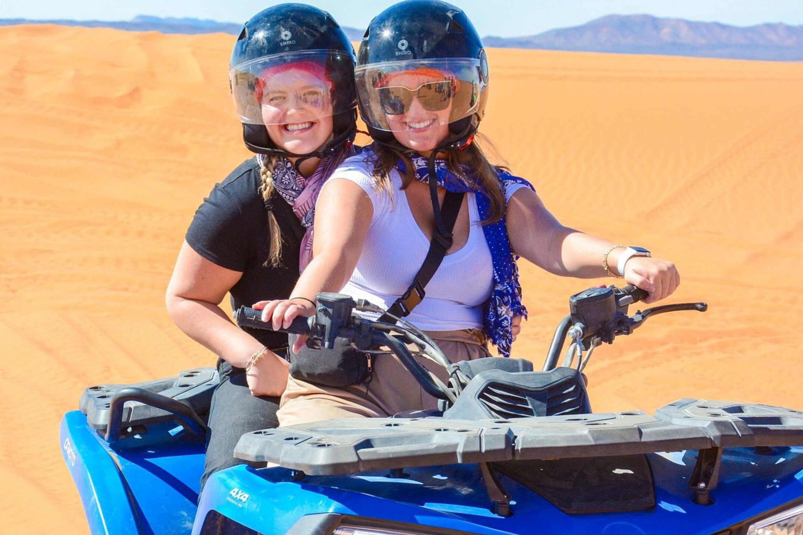 Pilote de quad admirant la vue panoramique des dunes à Merzouga