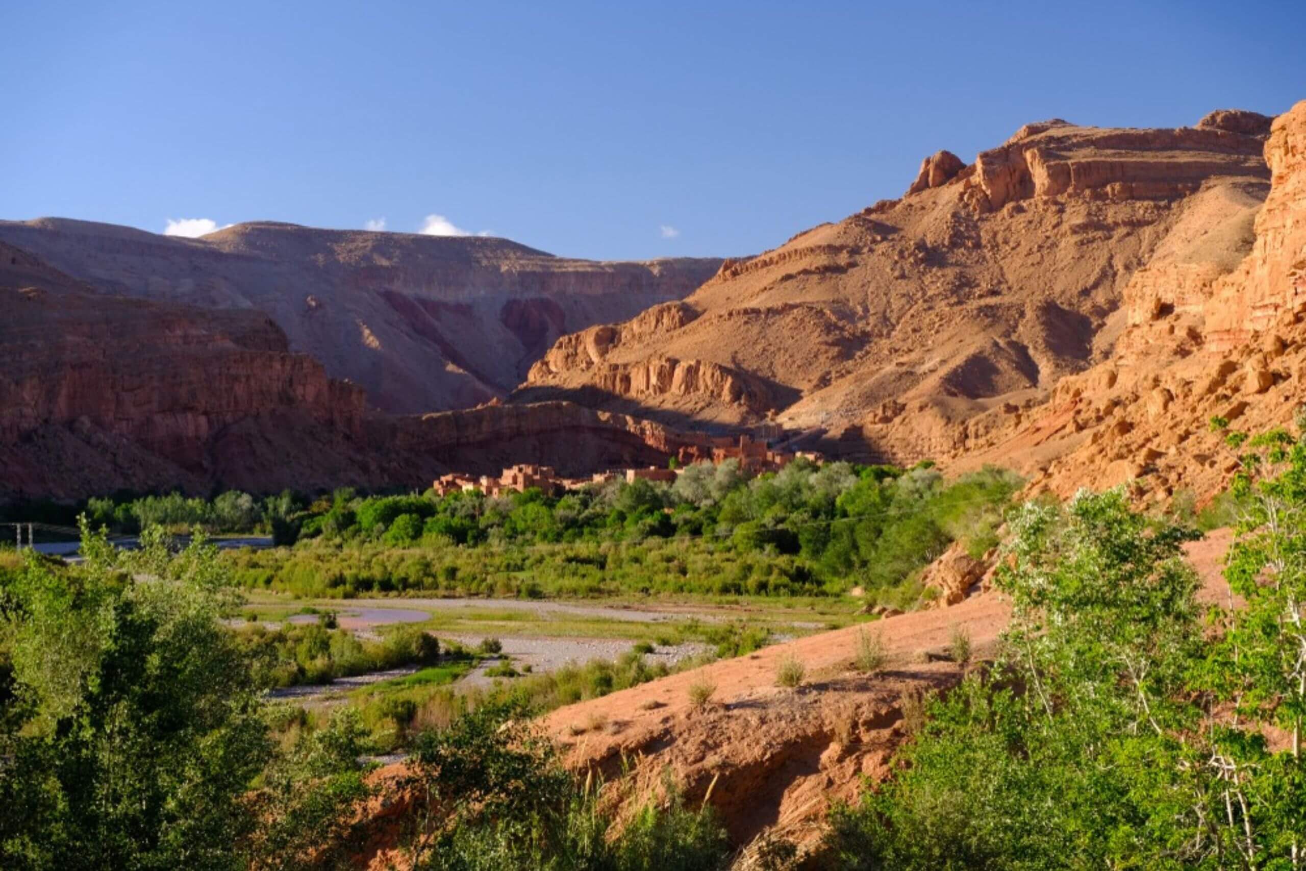 Randonnée dans la vallée des roses entre kasbahs et plantations
