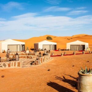 Tente luxe avec lit king-size et décoration berbère à Merzouga