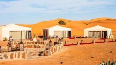 Tente luxe avec lit king-size et décoration berbère à Merzouga excursion merzouga