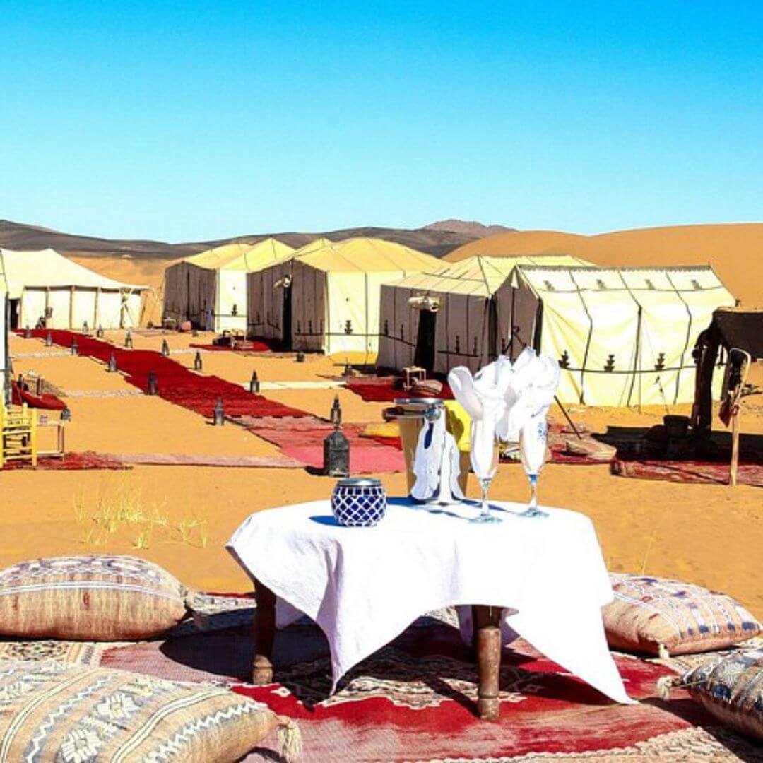 Tente standard en toile dans un camping traditionnel à Merzouga