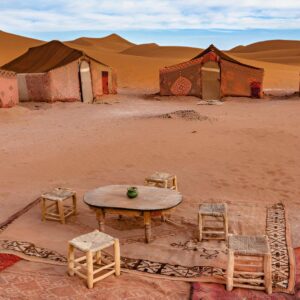 Tentes traditionnelles berbères dans un bivouac à Merzouga au coucher du soleil