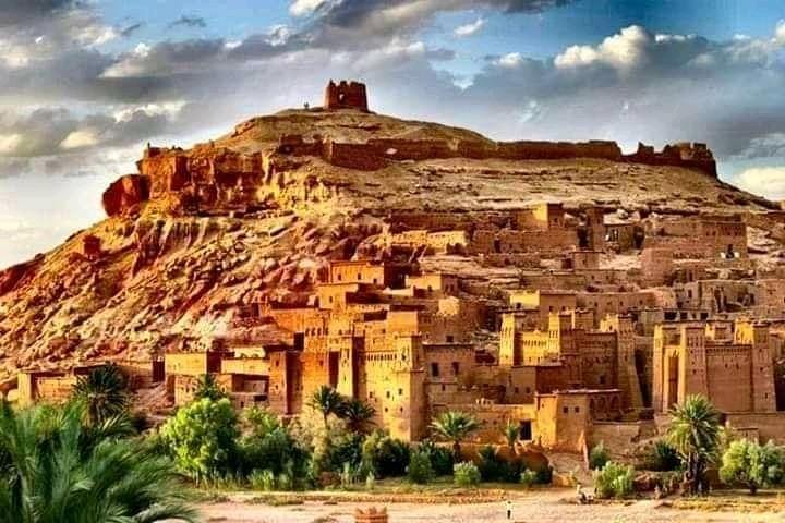 Architecture défensive du ksar Aït Benhaddou, tours fortifiées et passages couverts, site du patrimoine mondial