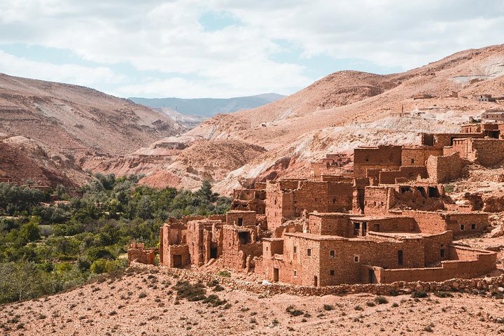 Vue panoramique du ksar Aït Benhaddou au coucher du soleil, architecture berbère en pisé rouge, patrimoine UNESCO Maroc