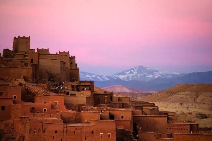 Grenier fortifié traditionnel au sommet du ksar Aït Benhaddou avec panorama sur les montagnes de l'Atlas