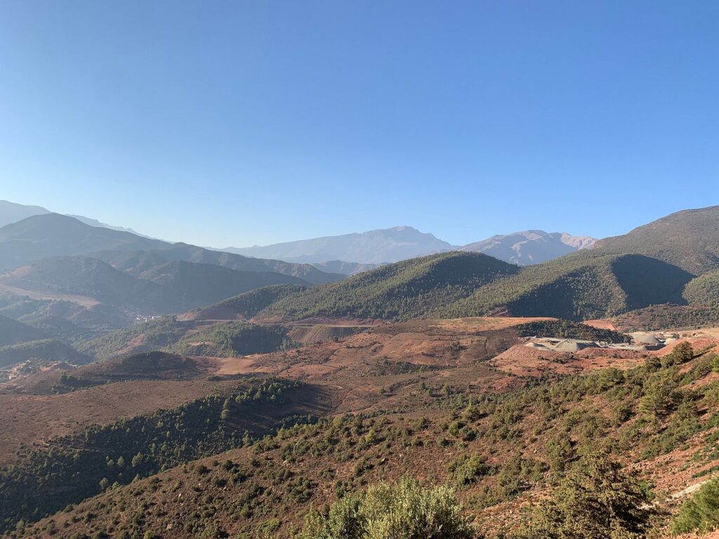 Familles berbères dans les cours intérieures d'Aït Benhaddou, vie quotidienne dans le village UNESCO