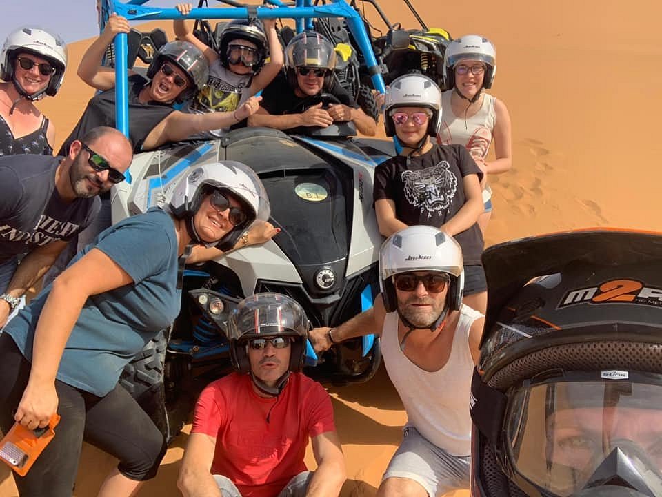 Groupe de touristes profitant d’une excursion buggy Merzouga.