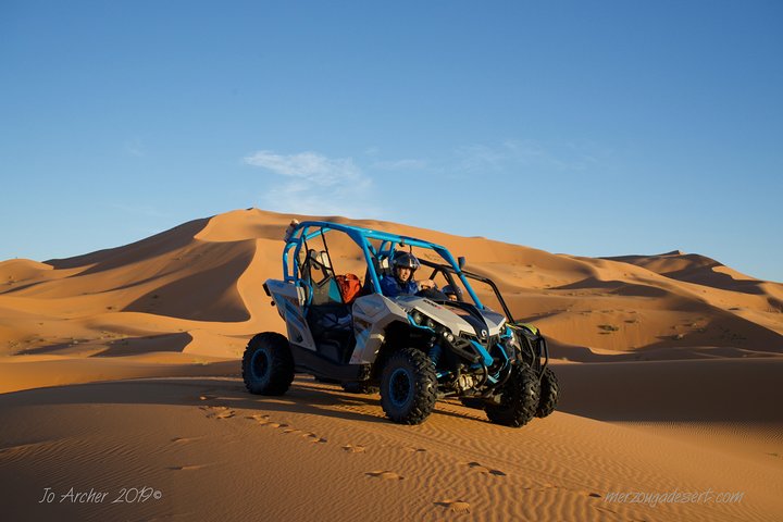 Piste désertique à Merzouga avec buggy en action.
