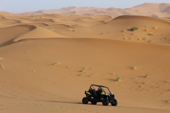 Tour en buggy Merzouga au coucher du soleil dans le désert.
